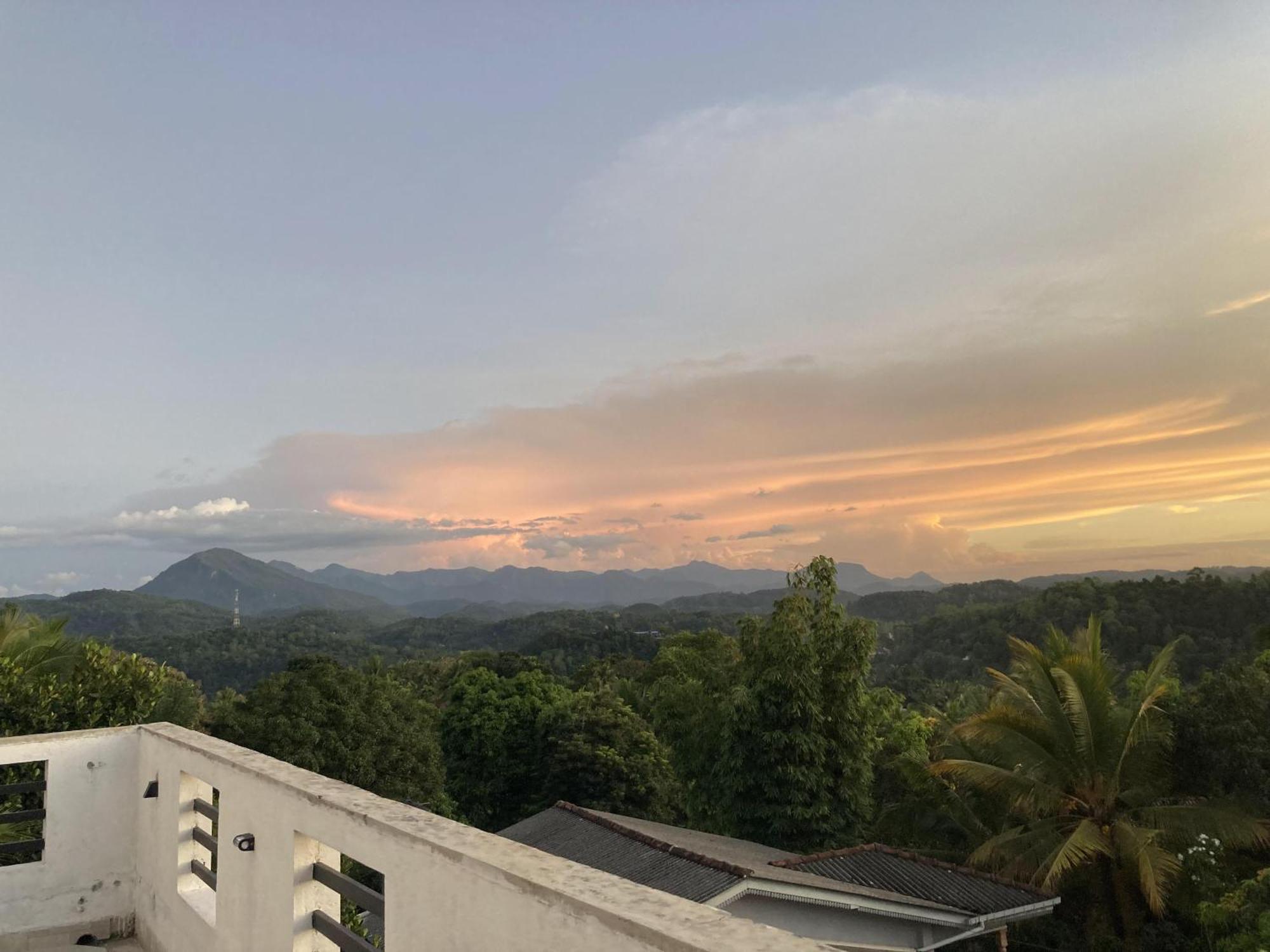 Misty Mountain Lodge เคแกล ภายนอก รูปภาพ